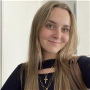 Estudiante universitaria ayuda con los deberes y ofrece clases particulares para primaria y secundaria